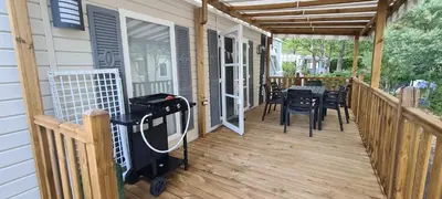 Balcon ou terrasse dans l'établissement Mobilhome 2 ch,1 salon 40m2 de Charme dans camping ***