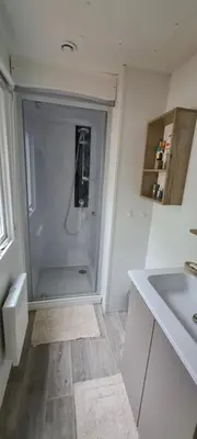 Salle de bains dans l'établissement Mobilhome 2 ch,1 salon 40m2 de Charme dans camping ***