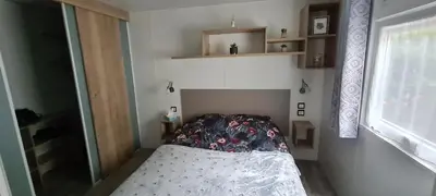 Un ou plusieurs lits dans un hébergement de l'établissement Mobilhome 2 ch,1 salon 40m2 de Charme dans camping ***