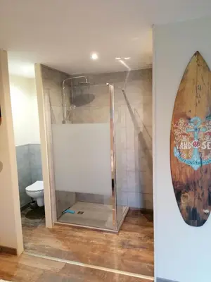 Salle de bains dans l'établissement La résinière