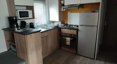 Cuisine ou kitchenette dans l'établissement Camping des Dunes de Contis mobilhome 3ch,