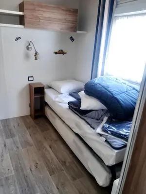Un ou plusieurs lits dans un hébergement de l'établissement Camping des Dunes de Contis mobilhome 3ch,