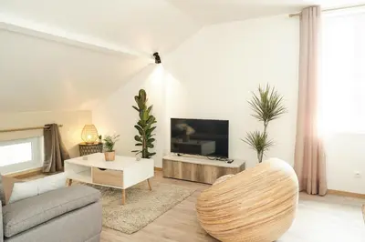 Télévision ou salle de divertissement dans l'établissement Belle location proche de Dax avec parking et toute commodité