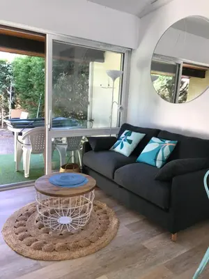 Coin salon dans l'établissement Maison à 300m de la plage, quartier calme
