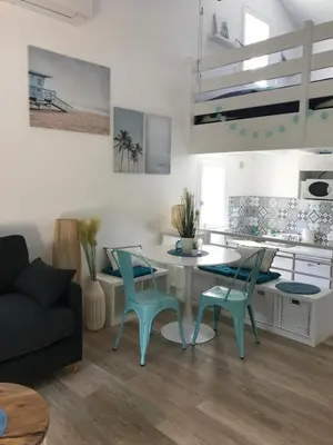 Cuisine ou kitchenette dans l'établissement Maison à 300m de la plage, quartier calme