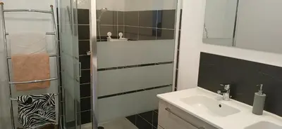 Salle de bains dans l'établissement Maison Solyselva Piscine- Proche océan- Climatisée