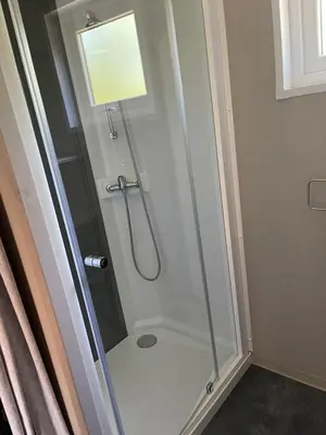 Salle de bains dans l'établissement Chalet au calme dans la pinède