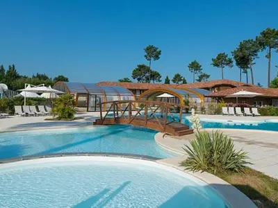Piscine de l'établissement Charmant apt à Parentis avec piscine, 4 pers, près du lac, ménage inclus - FR-1-319-444 ou située à proximité