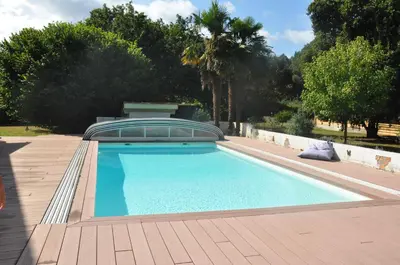 Piscine de l'établissement Les Gîtes du Grand Chêne ou située à proximité