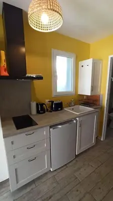 Cuisine ou kitchenette dans l'établissement T1 cosy climatisé indépendant sur prop privée à Sanguinet - lac, océan, Bassin d'Arcachon, Dune du Pyla