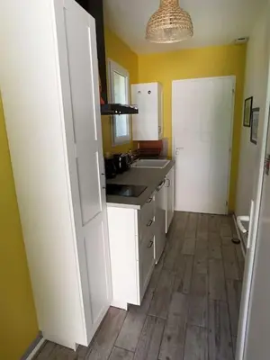 Cuisine ou kitchenette dans l'établissement T1 cosy climatisé indépendant sur prop privée à Sanguinet - lac, océan, Bassin d'Arcachon, Dune du Pyla