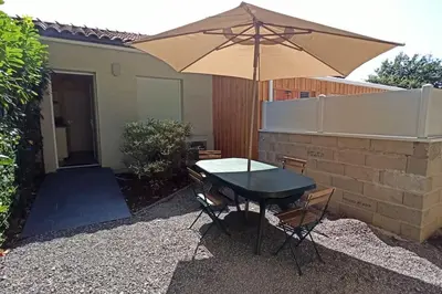 Terrasse ou espace extérieur de l'établissement T1 cosy climatisé indépendant sur prop privée à Sanguinet - lac, océan, Bassin d'Arcachon, Dune du Pyla
