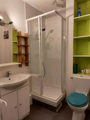 Salle de bains dans l'établissement studio à l'océan au dessus des pins (plage & commerces à pied)