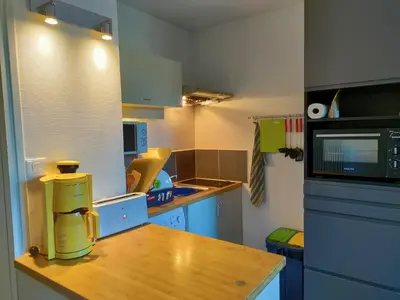 Cuisine ou kitchenette dans l'établissement studio à l'océan au dessus des pins (plage & commerces à pied)
