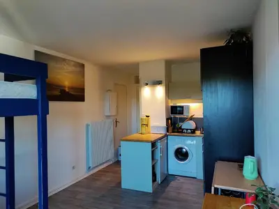 Cuisine ou kitchenette dans l'établissement studio à l'océan au dessus des pins (plage & commerces à pied)