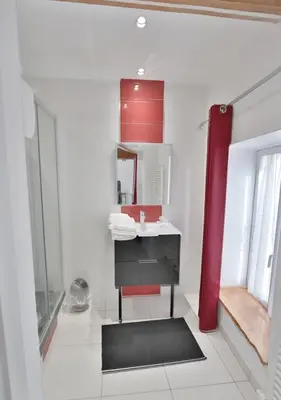 Salle de bains dans l'établissement Le Relais Basque