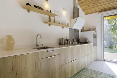 Cuisine ou kitchenette dans l'établissement La Maison Boisée - Welkeys