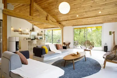 Coin salon dans l'établissement La Maison Boisée - Welkeys