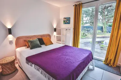 Un ou plusieurs lits dans un hébergement de l'établissement Villa CHEBEC Appartement en rez de jardin avec terrasse vue sur golf d Hossegor