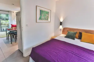 Un ou plusieurs lits dans un hébergement de l'établissement Villa CHEBEC Appartement en rez de jardin avec terrasse vue sur golf d Hossegor