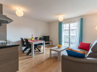 Coin salon dans l'établissement Appartement T2 avec piscine, proche océan, linge et ménage inclus, à Biscarrosse Plage - FR-1-319-455