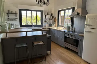 Cuisine ou kitchenette dans l'établissement Sumptuous Cap Ferret Style House