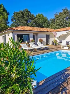 Piscine de l'établissement Maison neuve et chaleureuse ou située à proximité