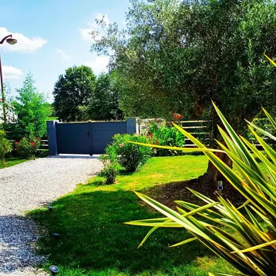 Jardin de l'établissement Maison neuve et chaleureuse