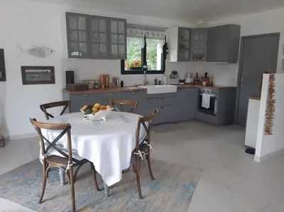 Cuisine ou kitchenette dans l'établissement Maison neuve et chaleureuse