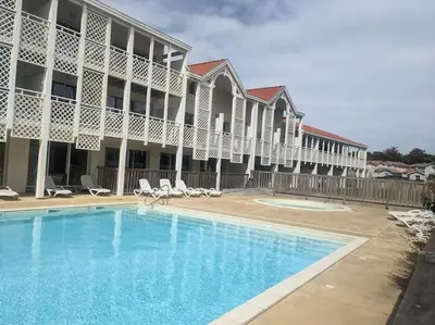 Piscine de l'établissement Appartement 200m de l'océan avec piscine extérieure ou située à proximité