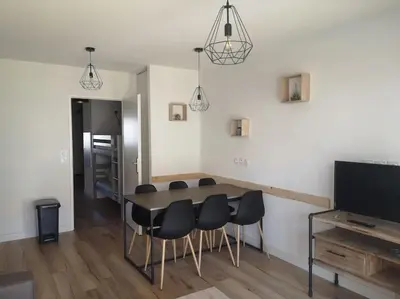 Télévision ou salle de divertissement dans l'établissement Appartement 200m de l'océan avec piscine extérieure