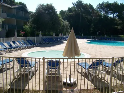 Piscine de l'établissement Bel appartement lumineux à Vieux Boucau avec piscine chauffée - Résidence Domaine du Golf de Pinsolle ou située à proximité