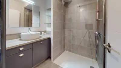 Salle de bains dans l'établissement TERRASSES SAINT GEORGES - Un emplacement exceptionnel au centre-ville et au calme à quelques pas du lac marin