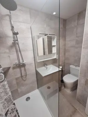 Salle de bains dans l'établissement Appartement T2 45 M2 Meublé 3 étoiles tout confort hyper centre de Dax