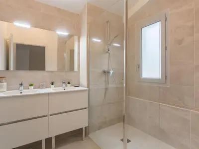 Salle de bains dans l'établissement Holiday Home Dune Blanche-1 by Interhome