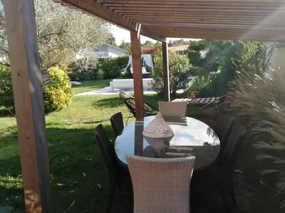 Jardin de l'établissement Maison familiale en bois avec piscine, proche du bassin