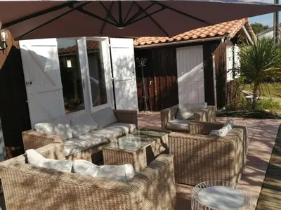 Coin salon dans l'établissement Maison familiale en bois avec piscine, proche du bassin