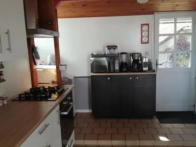 Cuisine ou kitchenette dans l'établissement Maison familiale en bois avec piscine, proche du bassin
