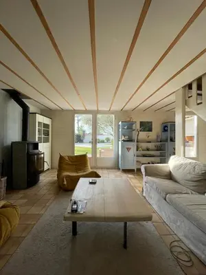 Coin salon dans l'établissement Maison familiale en bois avec piscine, proche du bassin