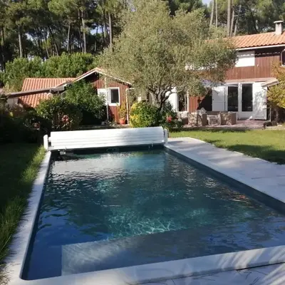 Maison familiale en bois avec piscine