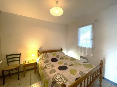 Un ou plusieurs lits dans un hébergement de l'établissement Appartement spacieux pour 6 avec terrasse, parking et animaux admis - FR-1-379-141