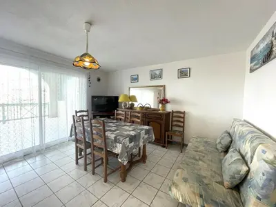 Télévision ou salle de divertissement dans l'établissement Appartement spacieux pour 6 avec terrasse, parking et animaux admis - FR-1-379-141