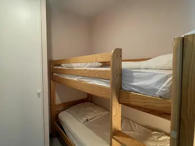 Un ou plusieurs lits dans un hébergement de l'établissement Appartement spacieux pour 6 avec terrasse, parking et animaux admis - FR-1-379-141