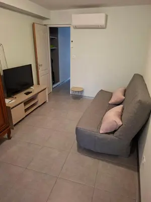 Télévision ou salle de divertissement dans l'établissement Agréable Studio tout équipé