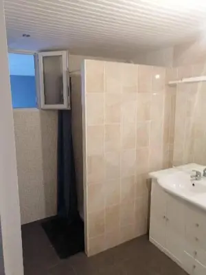 Salle de bains dans l'établissement Agréable Studio tout équipé