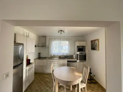 Cuisine ou kitchenette dans l'établissement Maison familiale landaise à 350m de la plage avec garage, 4 chambres et jardin - FR-1-413-185