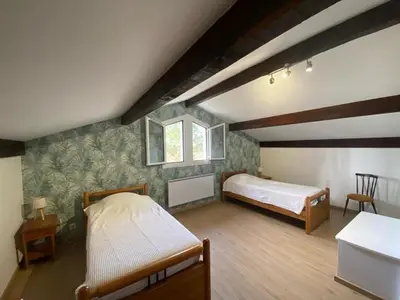 Un ou plusieurs lits dans un hébergement de l'établissement Maison familiale landaise à 350m de la plage avec garage, 4 chambres et jardin - FR-1-413-185