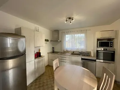 Cuisine ou kitchenette dans l'établissement Maison familiale landaise à 350m de la plage avec garage, 4 chambres et jardin - FR-1-413-185