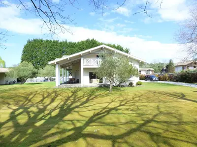 Jardin de l'établissement VILLA LES OLIVIERS, piscine chauffée XXL, jardin de 2500m2, ping pong, proche plage et lac