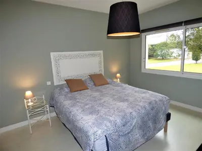 Un ou plusieurs lits dans un hébergement de l'établissement VILLA LES OLIVIERS, piscine chauffée XXL, jardin de 2500m2, ping pong, proche plage et lac